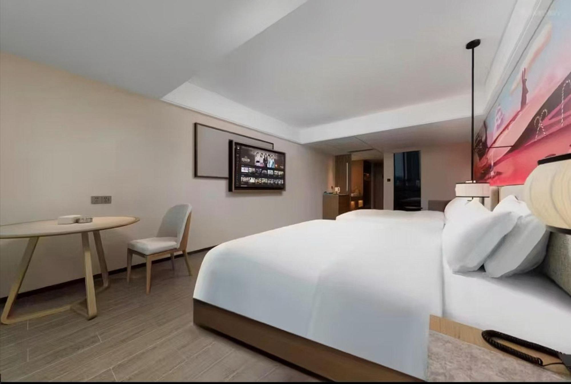 Mehood Lestie International Hotel Nancun Wanbo Metro Station Branch - Free Shuttle Bus To Canton Fair Complex During Canton Fair Period & Free Breakfast & Free Afternoon Tea & Free Midnight Snack & Free Vpn Internet Access 외부 사진
