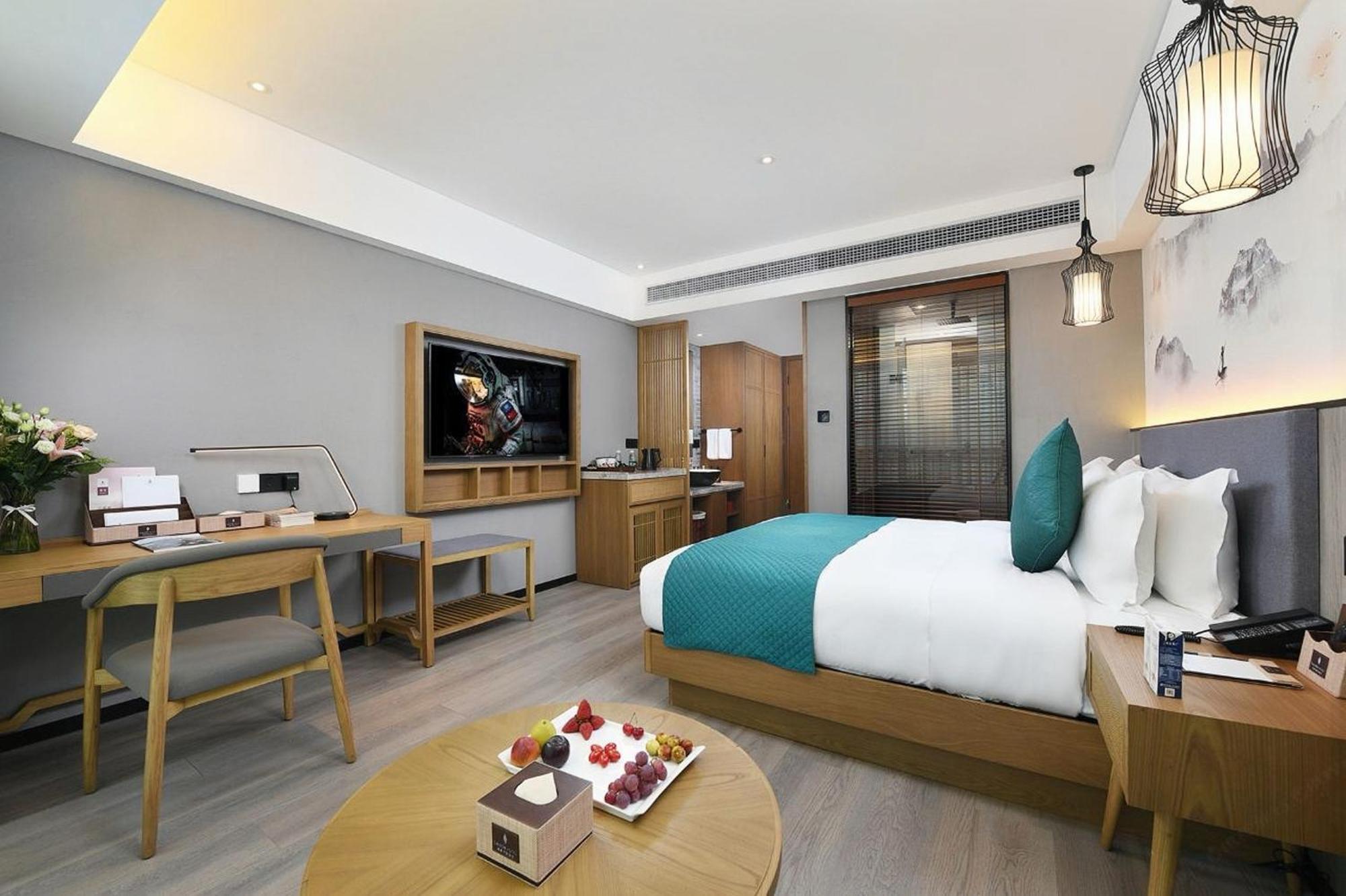 Mehood Lestie International Hotel Nancun Wanbo Metro Station Branch - Free Shuttle Bus To Canton Fair Complex During Canton Fair Period & Free Breakfast & Free Afternoon Tea & Free Midnight Snack & Free Vpn Internet Access 외부 사진