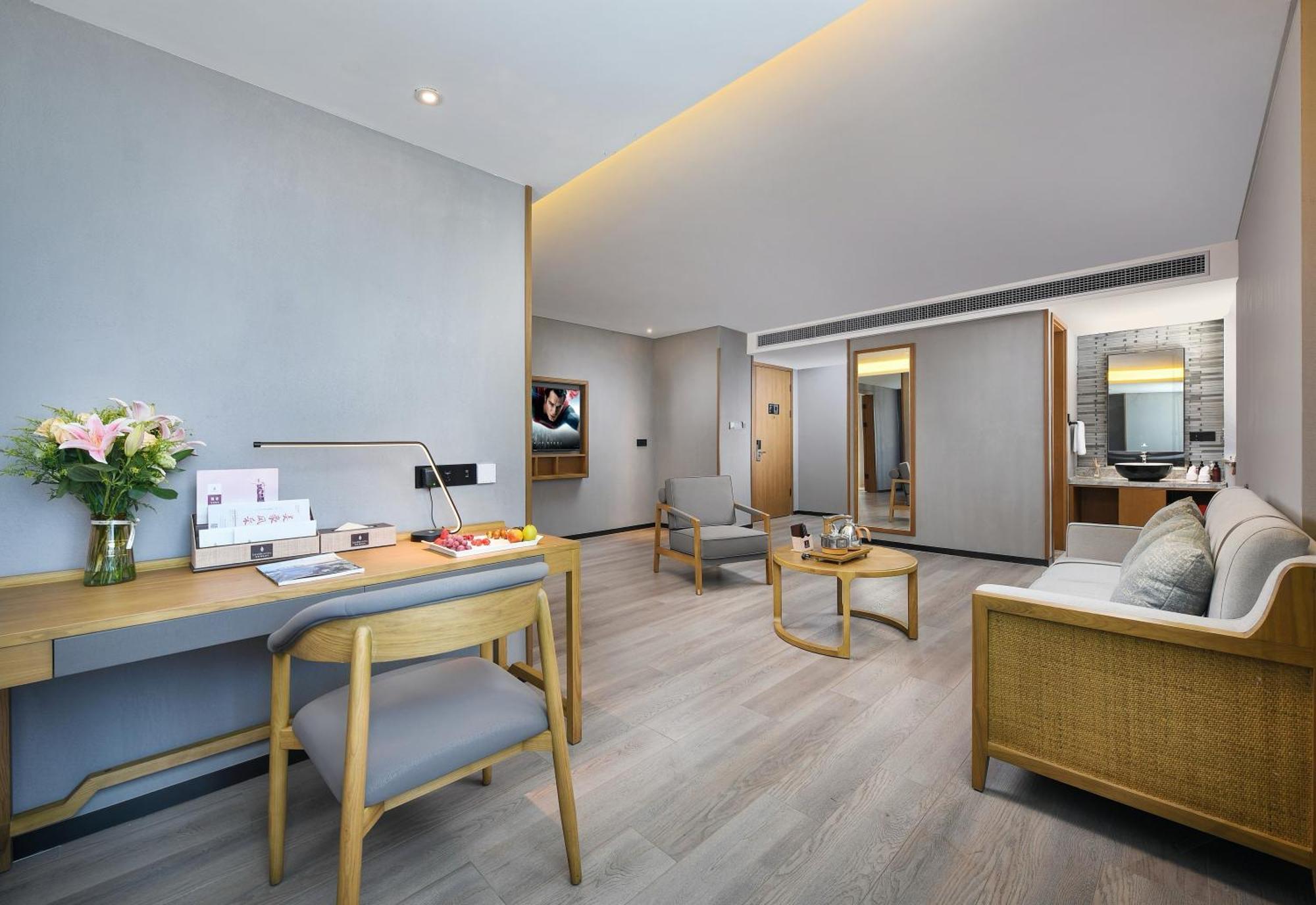 Mehood Lestie International Hotel Nancun Wanbo Metro Station Branch - Free Shuttle Bus To Canton Fair Complex During Canton Fair Period & Free Breakfast & Free Afternoon Tea & Free Midnight Snack & Free Vpn Internet Access 외부 사진