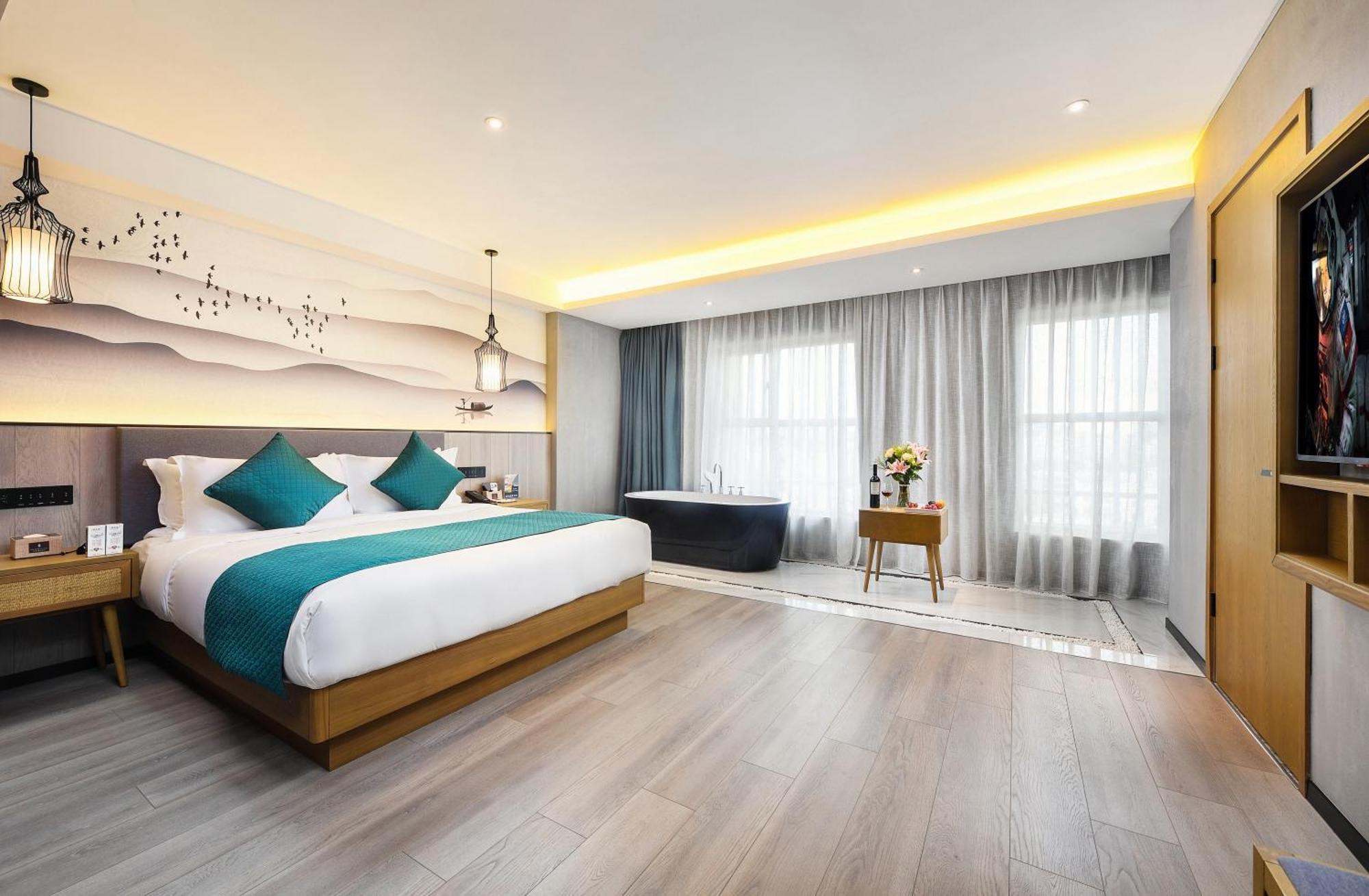 Mehood Lestie International Hotel Nancun Wanbo Metro Station Branch - Free Shuttle Bus To Canton Fair Complex During Canton Fair Period & Free Breakfast & Free Afternoon Tea & Free Midnight Snack & Free Vpn Internet Access 외부 사진