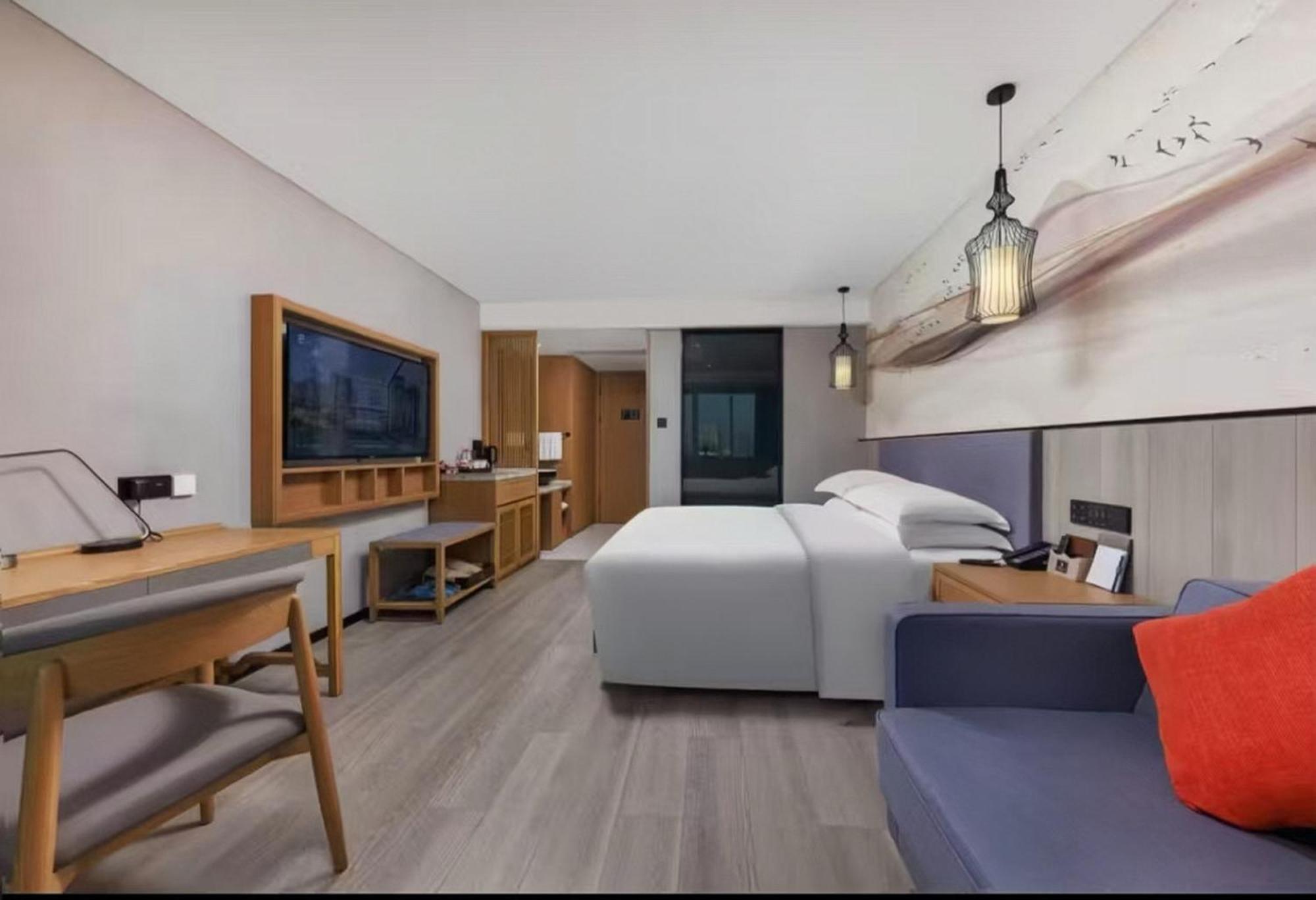 Mehood Lestie International Hotel Nancun Wanbo Metro Station Branch - Free Shuttle Bus To Canton Fair Complex During Canton Fair Period & Free Breakfast & Free Afternoon Tea & Free Midnight Snack & Free Vpn Internet Access 외부 사진
