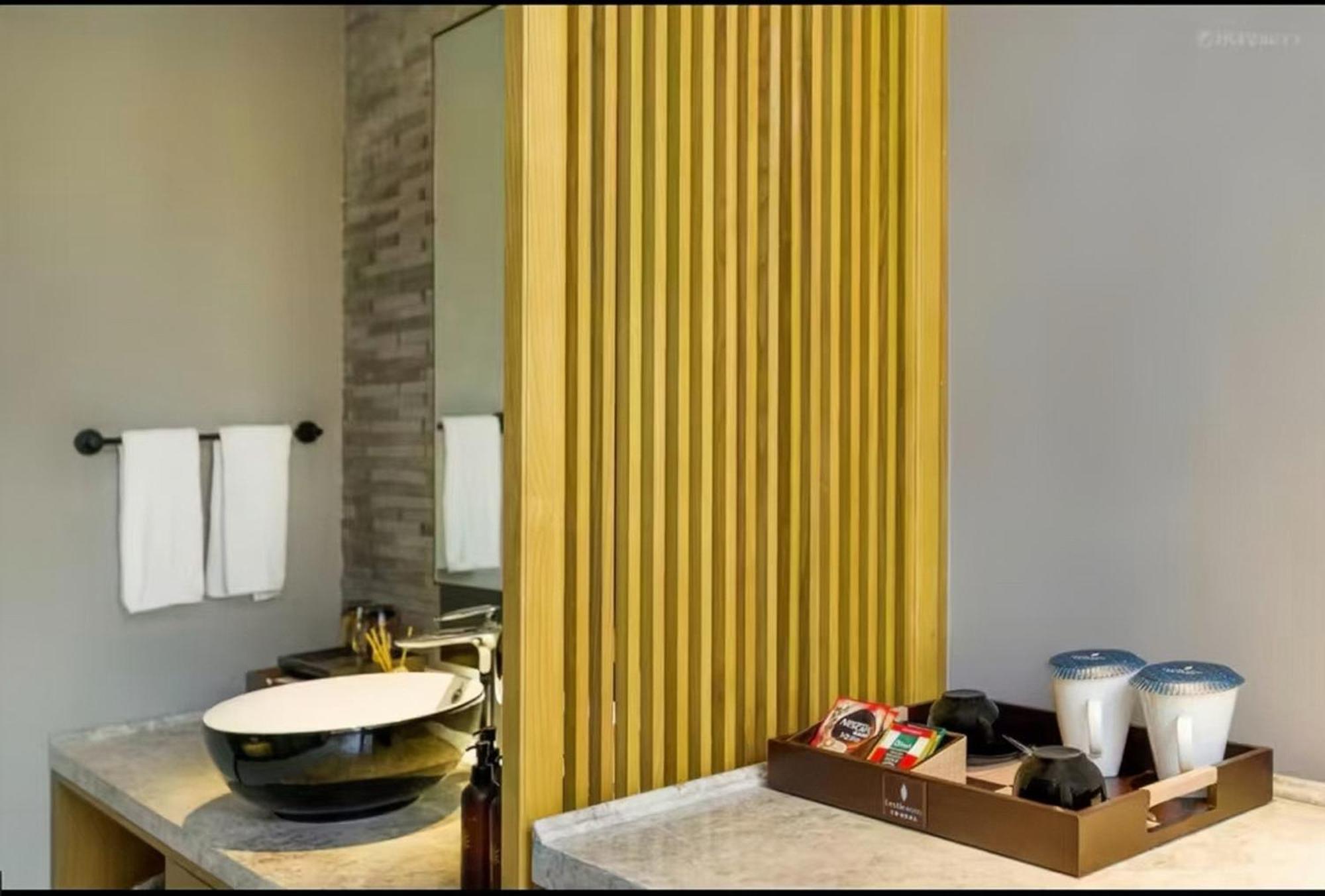 Mehood Lestie International Hotel Nancun Wanbo Metro Station Branch - Free Shuttle Bus To Canton Fair Complex During Canton Fair Period & Free Breakfast & Free Afternoon Tea & Free Midnight Snack & Free Vpn Internet Access 외부 사진