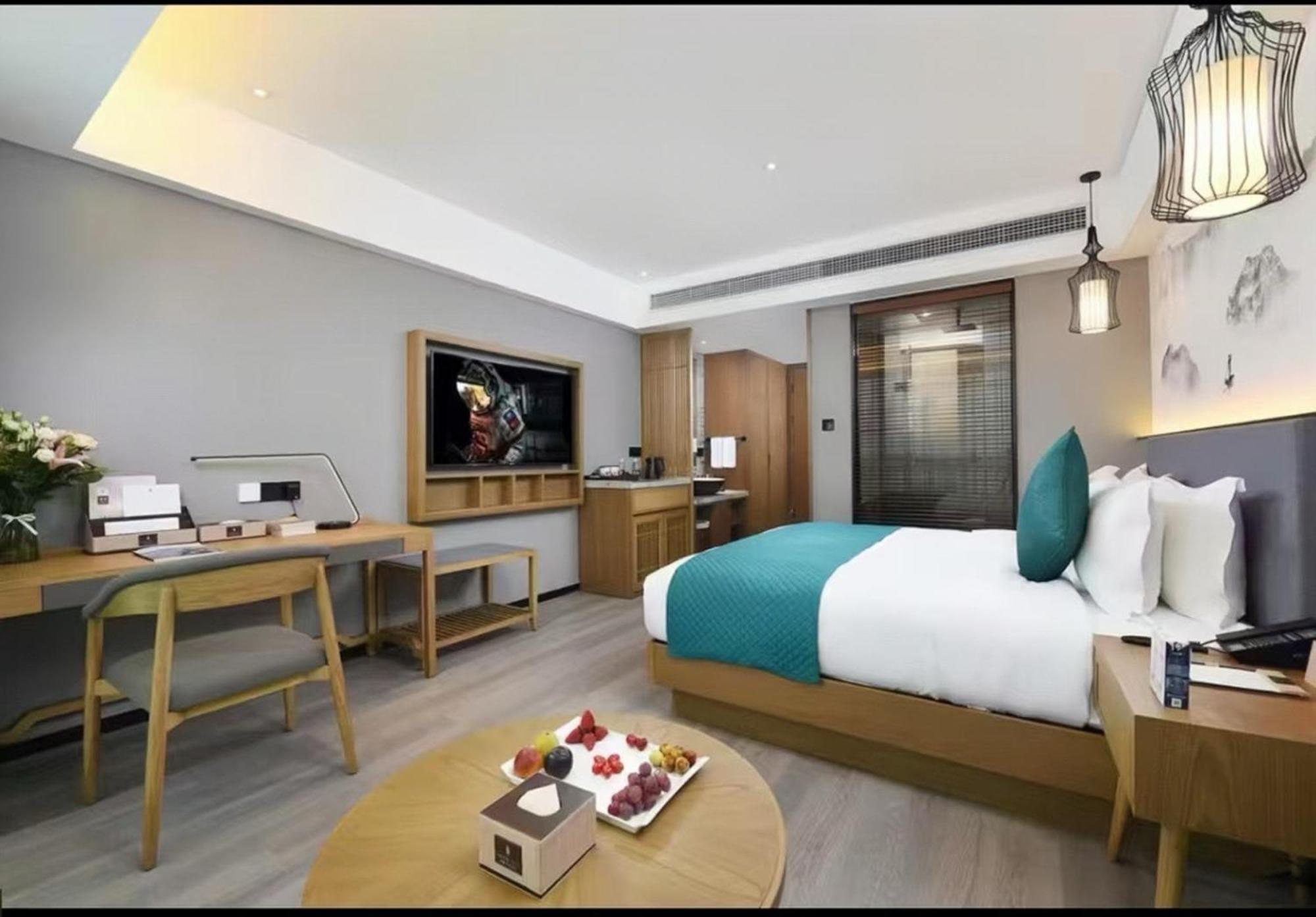 Mehood Lestie International Hotel Nancun Wanbo Metro Station Branch - Free Shuttle Bus To Canton Fair Complex During Canton Fair Period & Free Breakfast & Free Afternoon Tea & Free Midnight Snack & Free Vpn Internet Access 외부 사진