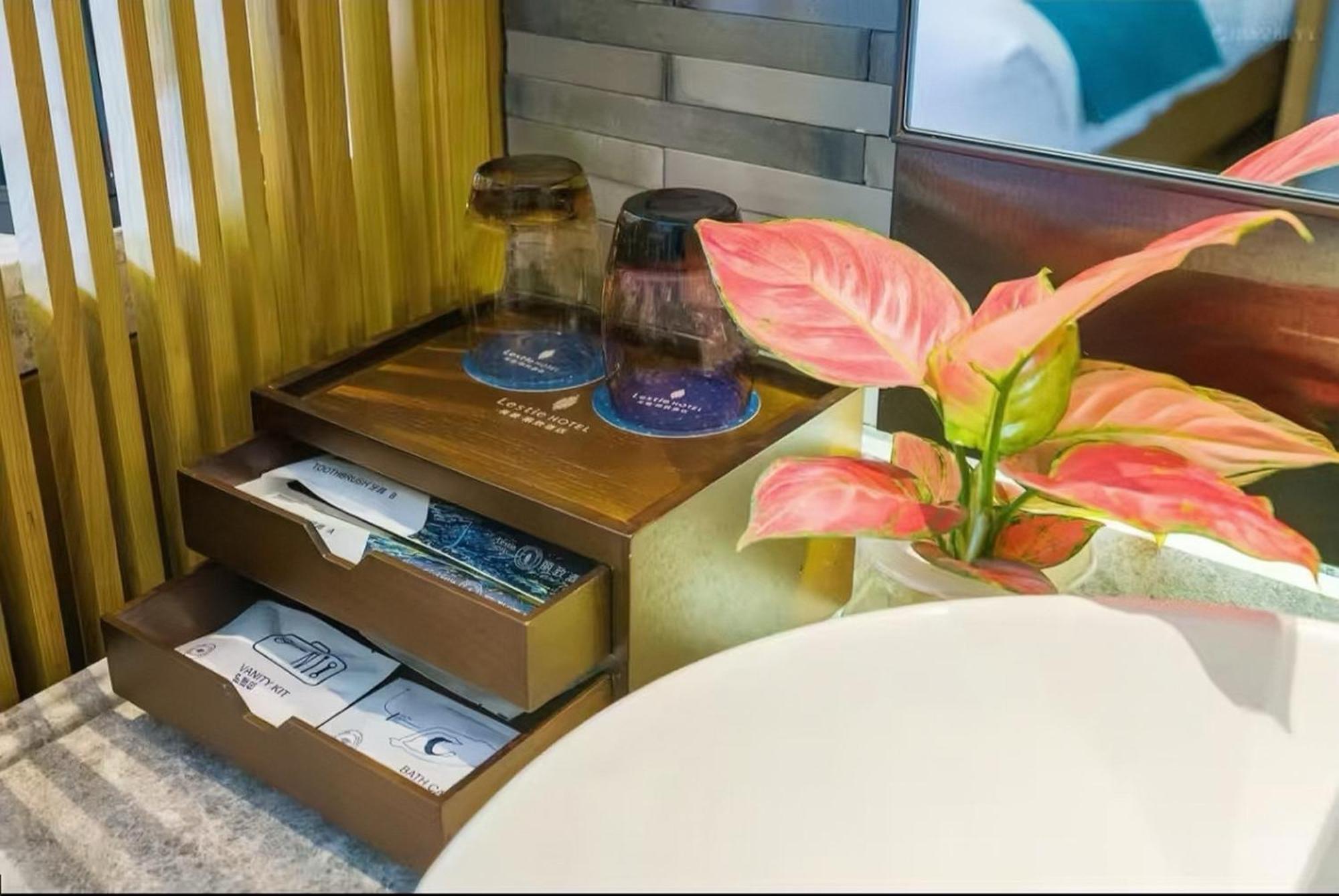 Mehood Lestie International Hotel Nancun Wanbo Metro Station Branch - Free Shuttle Bus To Canton Fair Complex During Canton Fair Period & Free Breakfast & Free Afternoon Tea & Free Midnight Snack & Free Vpn Internet Access 외부 사진
