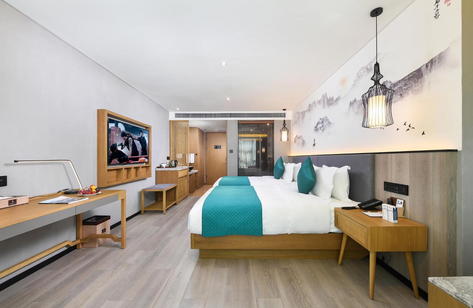 Mehood Lestie International Hotel Nancun Wanbo Metro Station Branch - Free Shuttle Bus To Canton Fair Complex During Canton Fair Period & Free Breakfast & Free Afternoon Tea & Free Midnight Snack & Free Vpn Internet Access 외부 사진