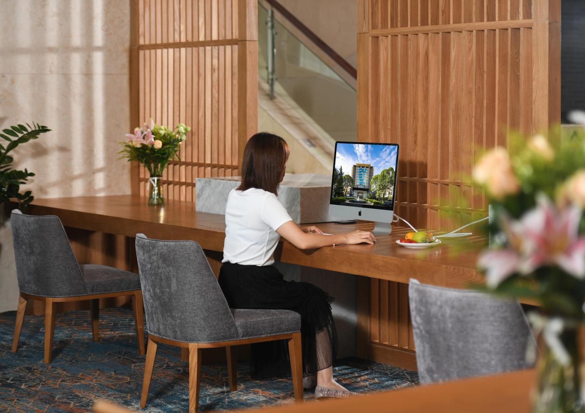 Mehood Lestie International Hotel Nancun Wanbo Metro Station Branch - Free Shuttle Bus To Canton Fair Complex During Canton Fair Period & Free Breakfast & Free Afternoon Tea & Free Midnight Snack & Free Vpn Internet Access 외부 사진